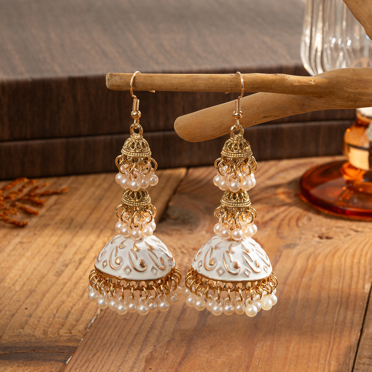 Indian Wedding Supply - ต่างหูแบบจุ๊มก้าสไตล์เรโทรสีทองแบบอินเดียสำหรับผู้หญิง ปี 2025 สไตล์โบฮีเมียนแบบอัฟกัน ประดับมุกสีขาว พร้อมพู่ห้อยยาว